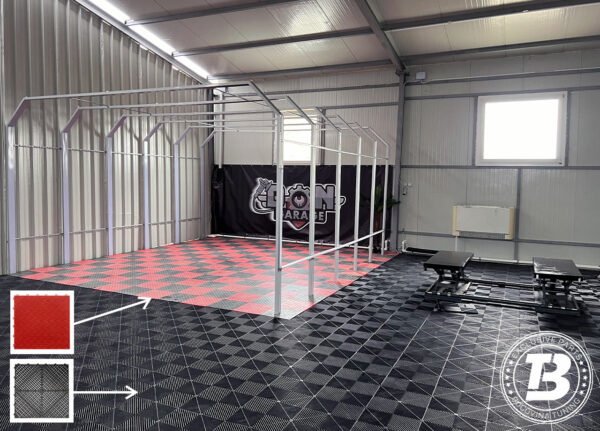 Atelier de detailing cu pardoseală modulară în carouri roșii și gri închis sub un cadru metalic