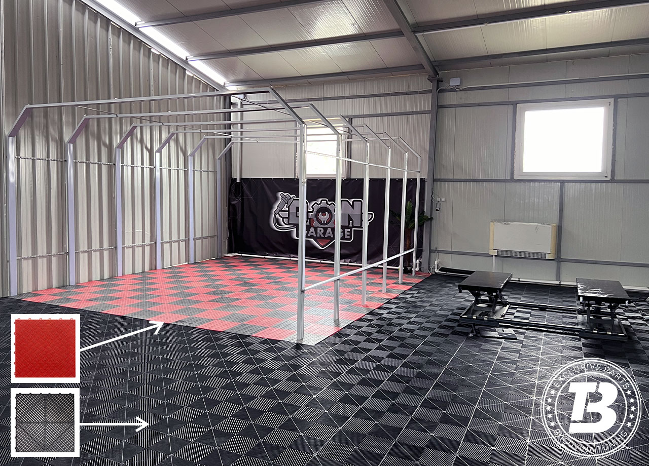 Atelier de detailing cu pardoseală modulară roșu și gri Atelier de detailing cu pardoseală modulară în carouri roșii și gri închis sub un cadru metalic