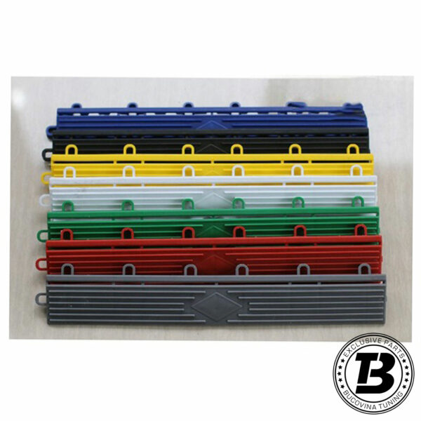 Plinte colorate pentru pardoseala modulară plină, stivuite, cu clemele de prindere
