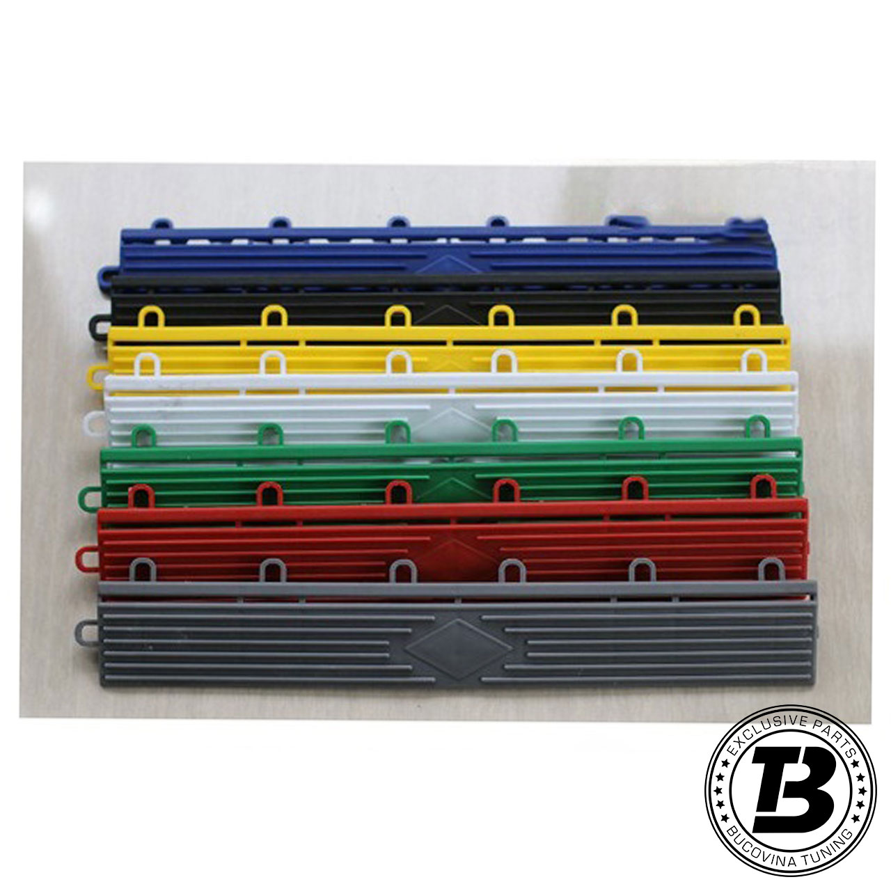 Plinte colorate stivuite, cu cleme Plinte colorate pentru pardoseala modulară plină, stivuite, cu clemele de prindere