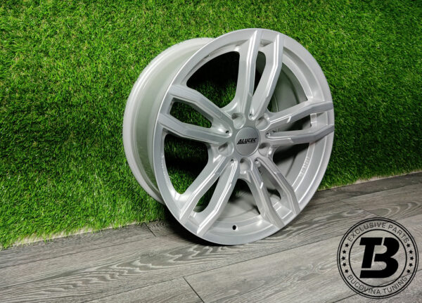 Jantă Alutec Drive Polar Silber R18 privită oblic din stânga, cu capacul central cu sigla producătorului