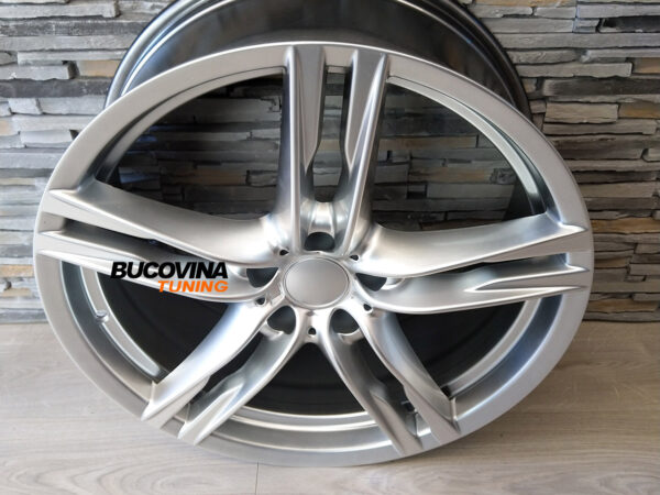 Jantă R20 în stil M, argintie, așezată pe podea, vedere din față