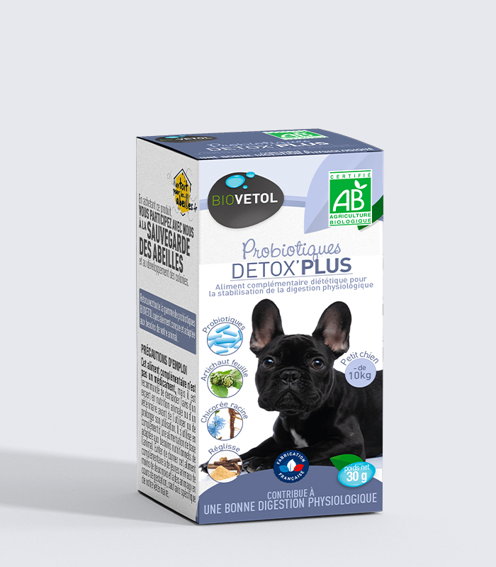 Detox'Plus probiotic bio Biovetol pentru câini mici Cutia Detox'Plus Biovetol cu probiotice pentru câini mici, cu un buldog francez negru și logo-ul AB