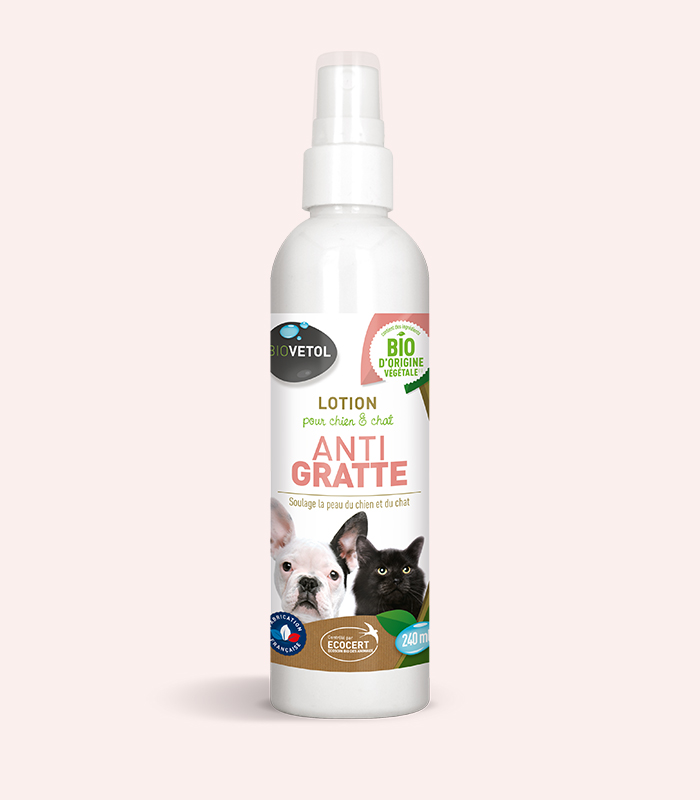 Loțiune spray bio hipoalergică Biovetol pentru căței și pisici Loțiune spray bio hipoalergică Biovetol, flacon cu pulverizator, cu un bulldog francez și o pisică neagră pe etichetă