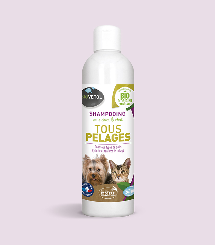 Șampon bio Biovetol pentru câini și pisici Flacon alb de șampon bio Biovetol pentru toate tipurile de blană, cu un Yorkshire terrier și o pisică pe etichetă