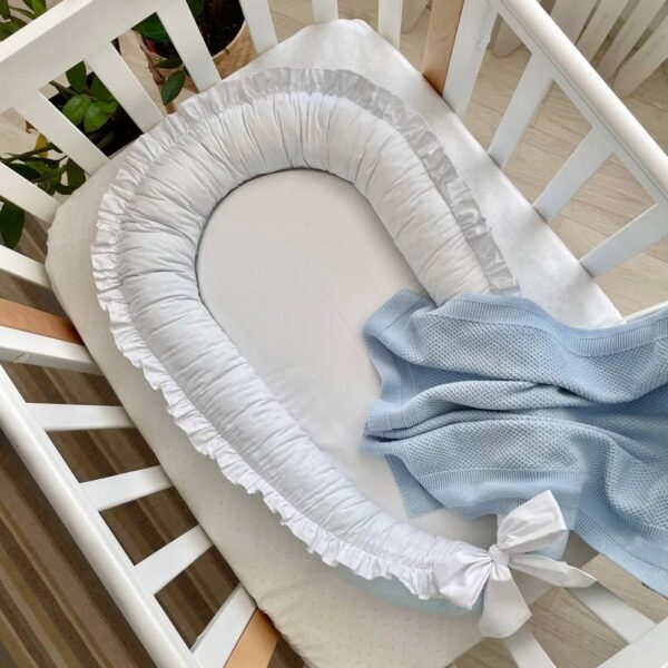 Baby nest alb-albastru întors pe fața albă, cu volan și fundă albe