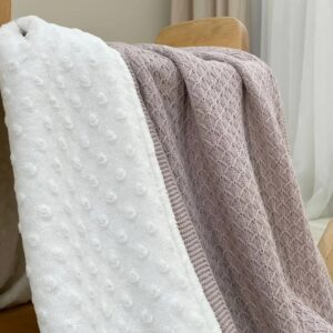 Detaliu cu minky alb cu puncte și tricot gri cu model geometric fin