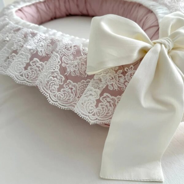 Detaliu Baby Nest Classic roz: funda mare din satin ivoire peste dantela florală