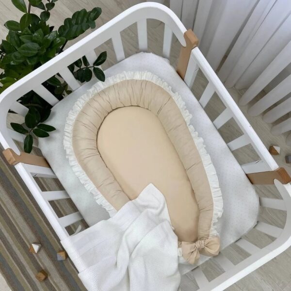 Baby nest cu două fețe milky-crem, fața crem cu volan alb-lăptos și fundă crem, vedere de sus