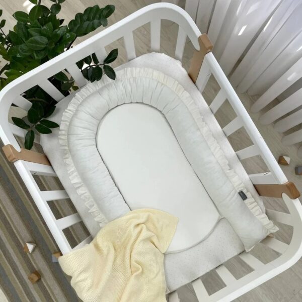 Baby nest milky-crem întors pe fața milky, alb-lăptos, cu margini capitonate