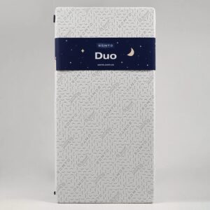 Saltea de pătuț Sonto Duo 120 × 60 cm cu husă albă texturată și banderolă albastră, vedere din față