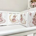 Panou cu iepurașă pe semilună și iepurașă cu zmeu pe apărătoarea Party Bunny