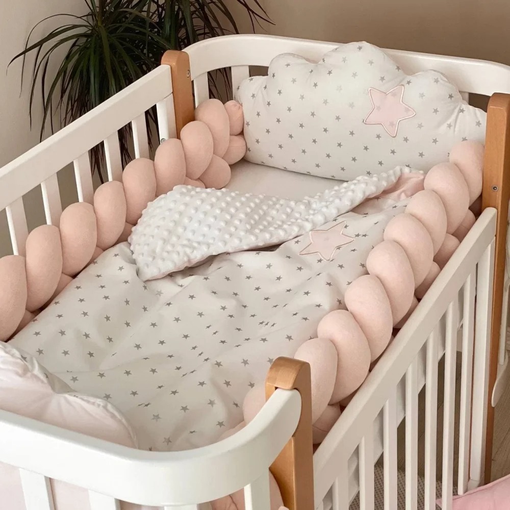 Set lenjerie pătuț Norișori roz pudră, 8 piese Set Norișori roz pudră în pătuț: pernă nor cu stea roz, împletituri roz și pătură cu stele