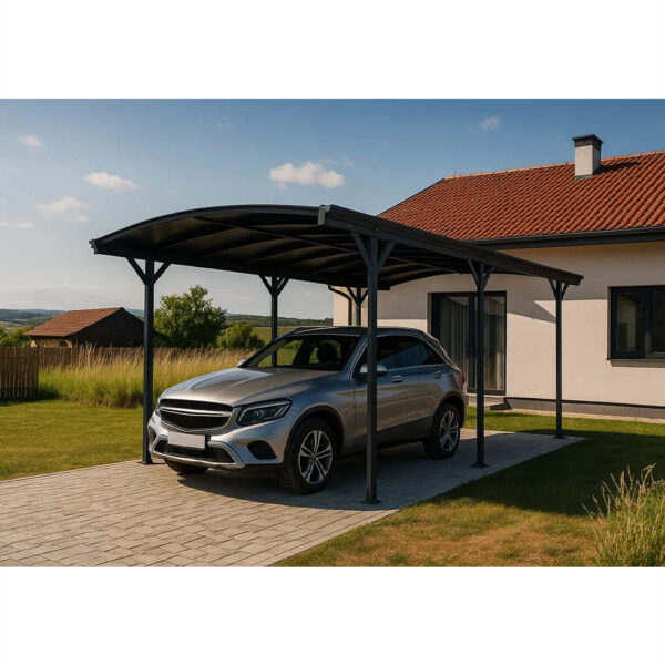 Carport OMEGA cu o mașină argintie, lângă o casă cu acoperiș roșu