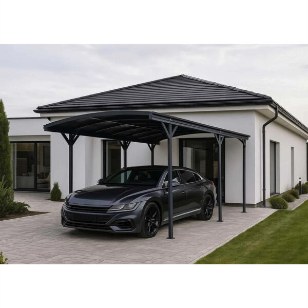 Carport OMEGA cu acoperiș arcuit și o mașină parcată în fața unei case albe