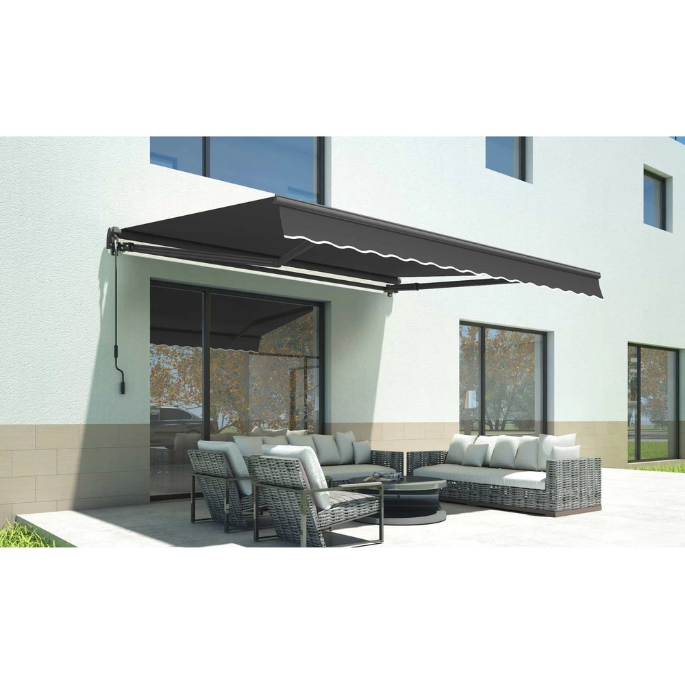 Copertină retractabilă 3 x 2,5 m pe terasă Copertină retractabilă gri închis desfășurată pe fațadă, deasupra unei terase cu canapele