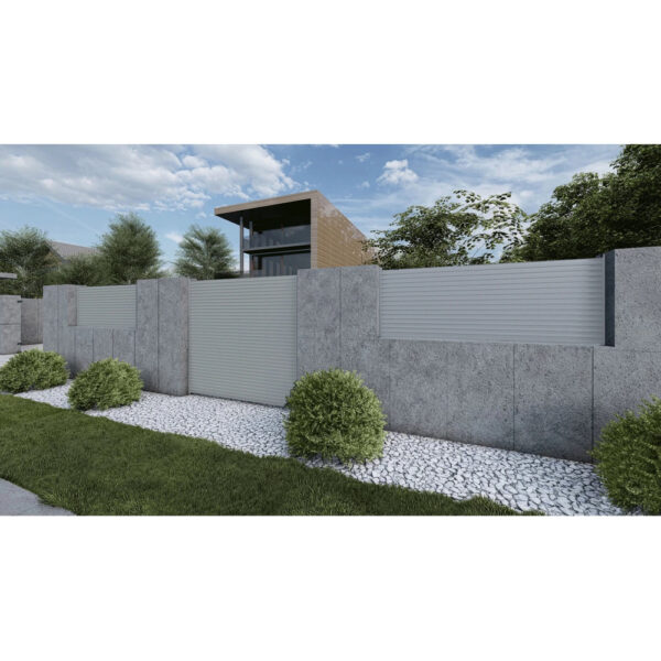 Gard Tron gri deschis cu lamele striate și portiță, între ziduri de beton, lângă un pat de pietriș
