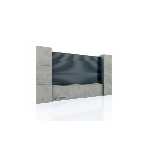 Panou de gard Tron gri închis cu striații orizontale fine, între stâlpi de beton, pe soclu