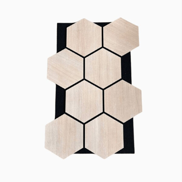 Panou acustic hexagonal cu hexagoane din MDF cu decor de lemn deschis, pe bază de fetru negru