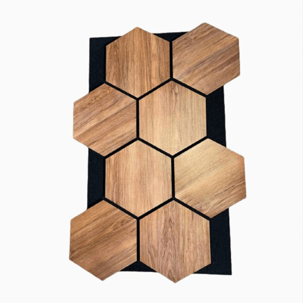 Panou acustic hexagonal cu opt hexagoane din MDF maro cald pe fetru negru, vedere frontală