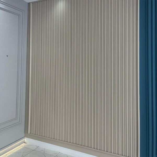 Hol cu perete placat cu riflaj vertical deschis la culoare, lângă un perete albastru