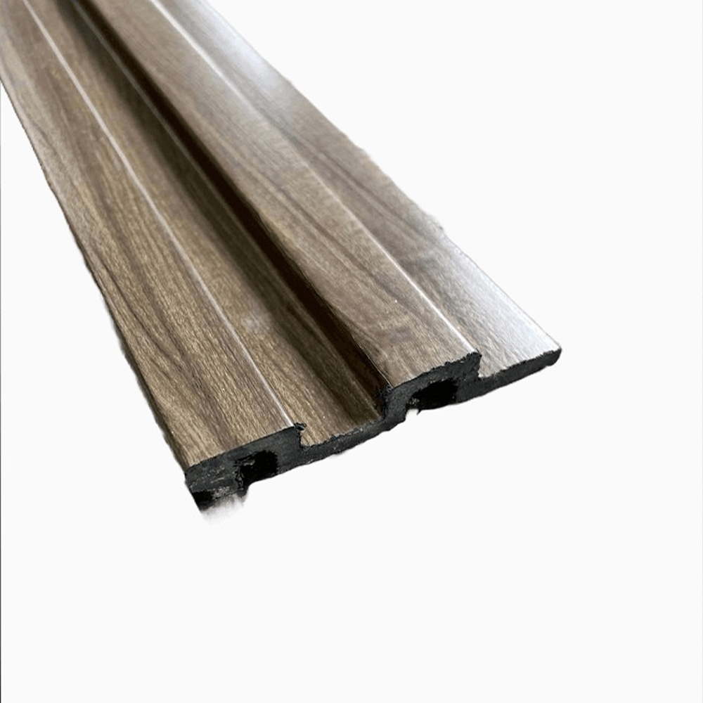 Panou riflat FDE136, decor lemn maro, 290 × 12 × 1,9 cm Panou riflat din polimer dur cu decor de lemn maro cu tentă gri, cu două nervuri late