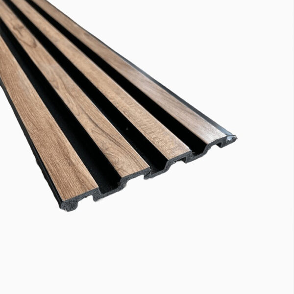 Panou riflat FDE602 din polimer dur, patru lamele cu aspect de lemn pe fond negru, vedere oblică