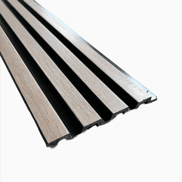 Panou riflat FDE611 din polimer dur, lamele cu aspect de lemn deschis gri-bej pe fond negru