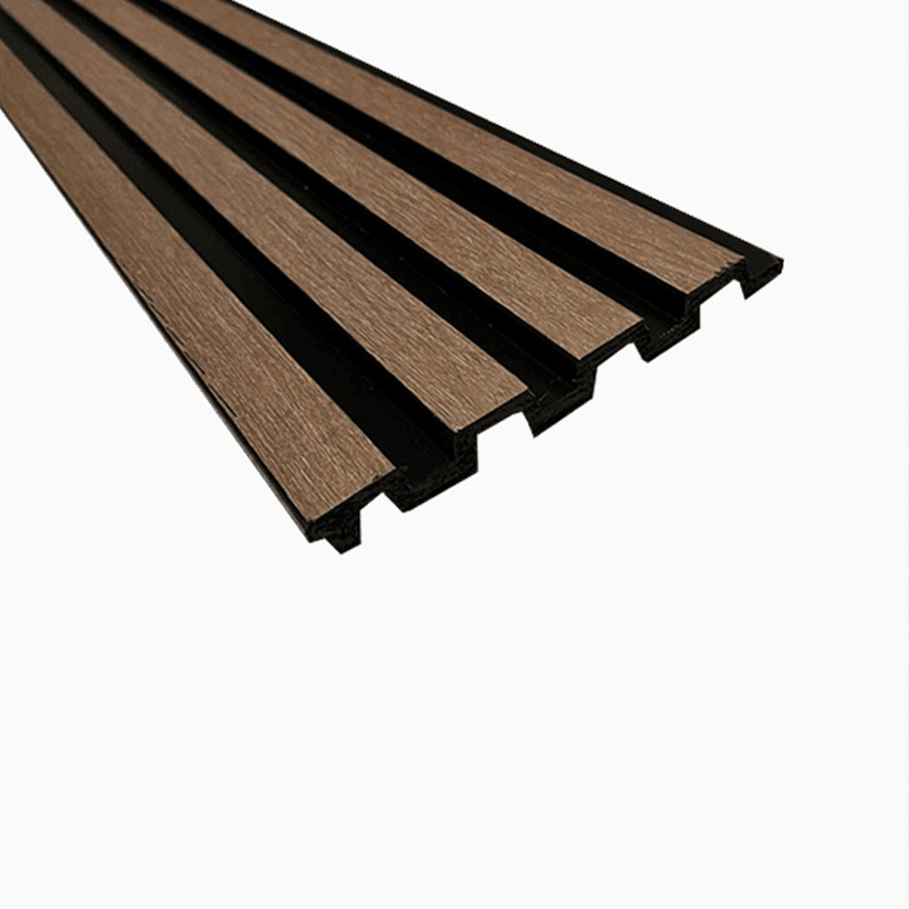 Panou riflat FDE612 – profil Panou riflat FDE612 din polimer dur, lamele cu aspect de lemn maro pe fond negru, vedere oblică
