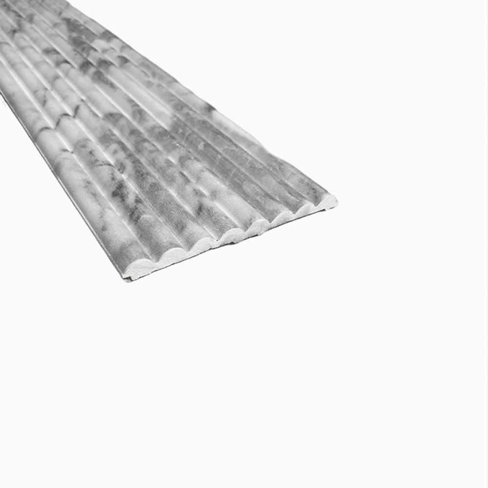Panou riflat Flow cu aspect de marmură Panou riflat Flow din polimer dur cu aspect de marmură albă și gri, cu nervuri rotunjite