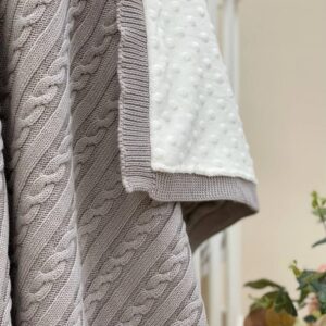 Detaliu Deluxe gri: tricot gri cu împletituri și minky alb cu buline în relief