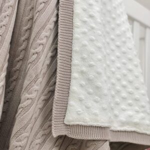 Detaliu Deluxe maro: tricot maro deschis cu împletituri și minky alb cu buline în relief