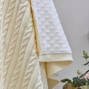 Detaliu Deluxe milky: împletituri tricotate alb lăptos și minky alb cu buline