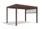 Pergola X 2.0 maro cu un rulou textil coborât parțial pe o latură și manivela atârnând de ramă