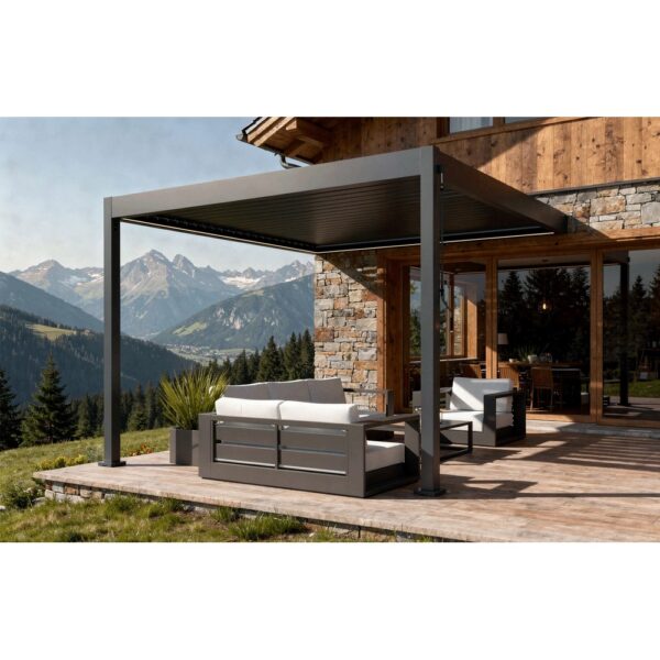 Pergola X 2.0 prinsă de o casă din lemn și piatră, la munte, peste un colț cu canapele