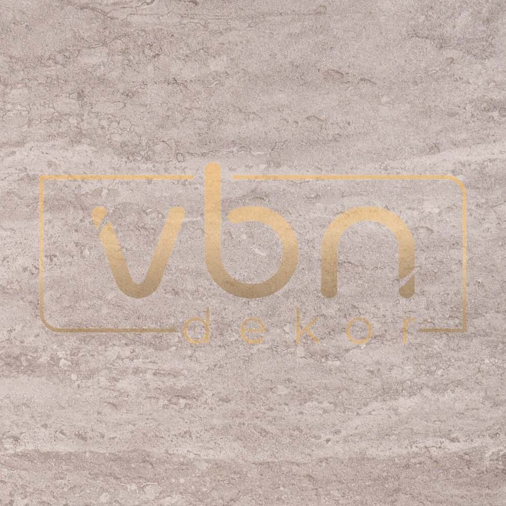 Piatră flexibilă Travertine Cloud Grey, detaliu Piatră flexibilă Travertine Cloud Grey, suprafață gri caldă de travertin cu vinișoare orizontale și pori fini