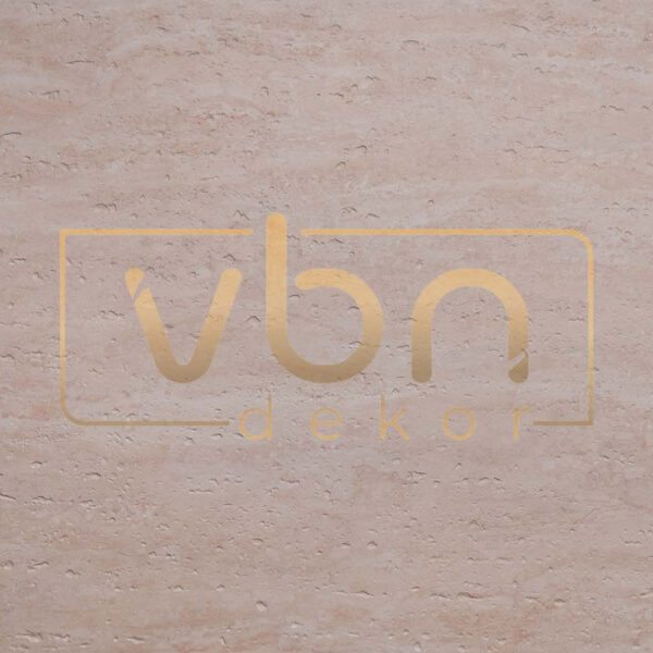 Piatră flexibilă Travertine Cloud Yellow, suprafață bej de travertin cu pori mici și linii orizontale