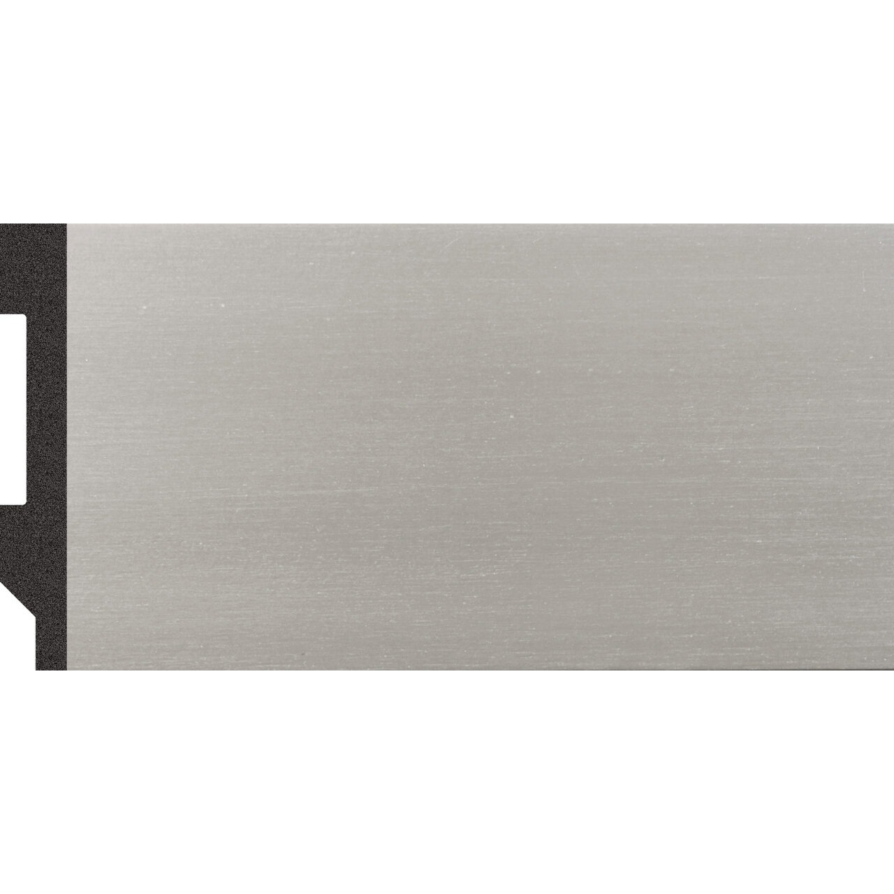 Plintă durcompozit JC133-C-2054 gri, efect sidef metalizat Plintă durcompozit JC133-C-2054 gri metalizată cu striații fine, secțiune de profil drept cu canal pentru cabluri