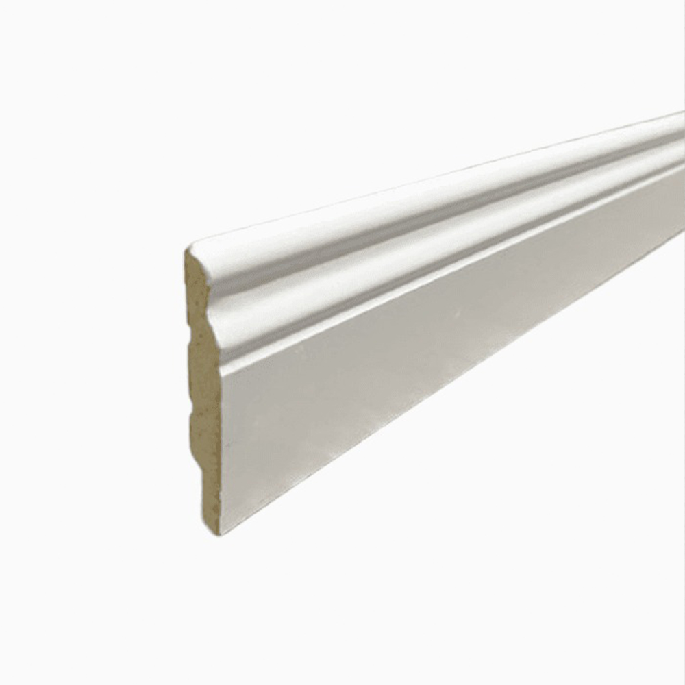 Plintă MDF albă premium MDF103, 10 cm × 2,8 m Plintă MDF albă premium MDF103, vedere în perspectivă a barei cu profil decorativ sus