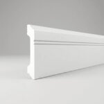 Plintă din polimer dur FDS104 albă, cu treaptă sus și linie dublă în relief, vedere în perspectivă