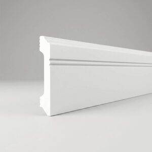 Plintă din polimer dur FDS104 albă, cu treaptă sus și linie dublă în relief, vedere în perspectivă