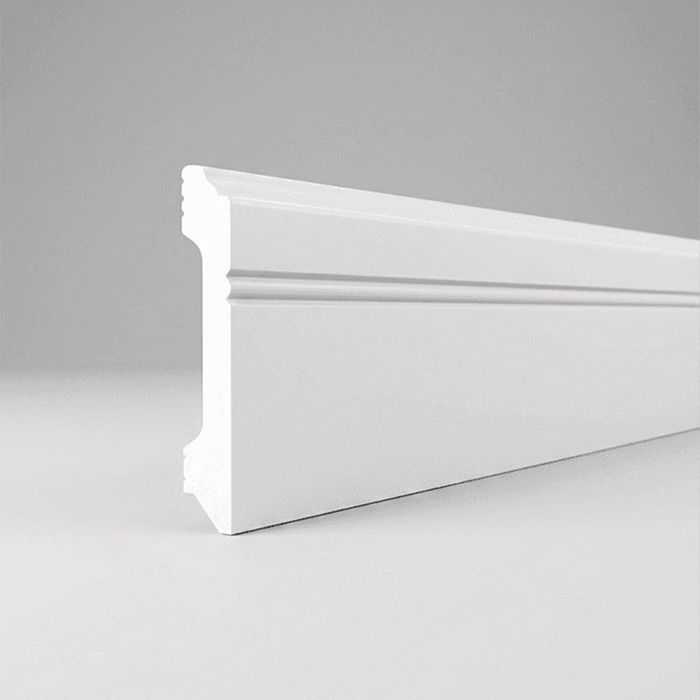 Plintă din polimer dur FDS104, 10 cm, albă Plintă din polimer dur FDS104 albă, cu treaptă sus și linie dublă în relief, vedere în perspectivă