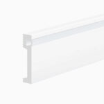 Plintă din polimer dur FDS106 albă, cu canalul pentru banda LED sub marginea de sus, vedere în perspectivă