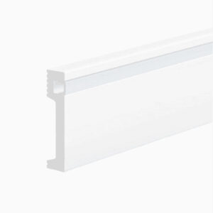 Plintă din polimer dur FDS106 albă, cu canalul pentru banda LED sub marginea de sus, vedere în perspectivă