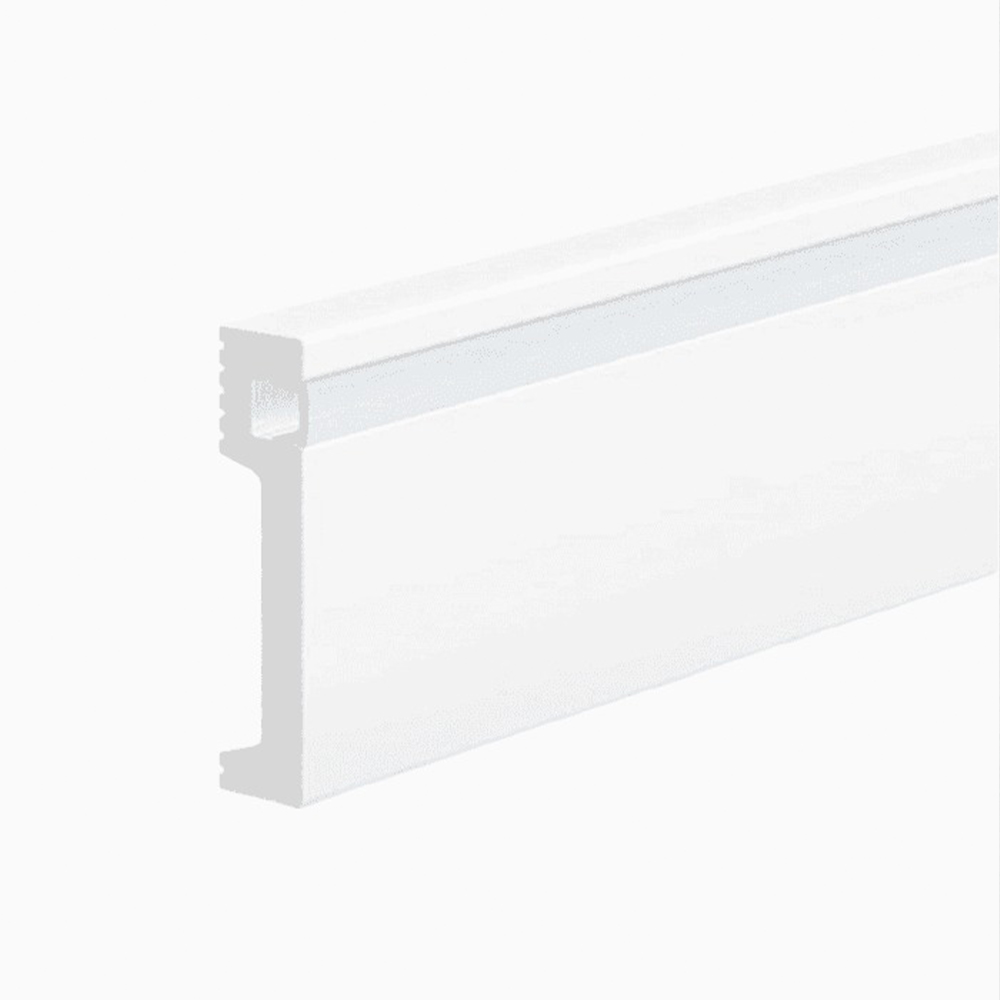 Plintă din polimer dur FDS106 cu canal LED, 10 cm Plintă din polimer dur FDS106 albă, cu canalul pentru banda LED sub marginea de sus, vedere în perspectivă