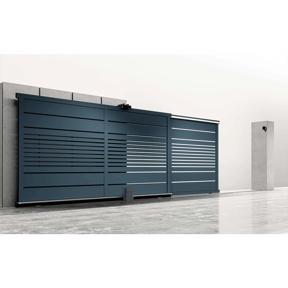 Poartă armonică telescopică din aluminiu Odiseu, vedere în perspectivă Poartă armonică telescopică Odiseu gri antracit, lamele late și o bandă de fante dese pe mijloc, vedere în perspectivă