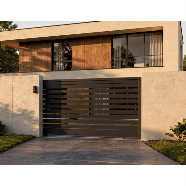 Poartă culisantă Atlas între ziduri bej, la o casă cu fațadă placată cu lemn