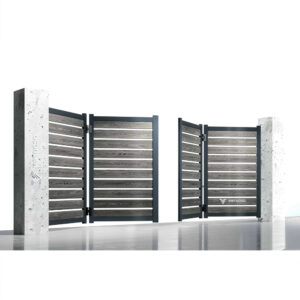 Poartă bi-fold Ares cu ramă de aluminiu și lamele WPC cu aspect de lemn, pliată în timpul deschiderii