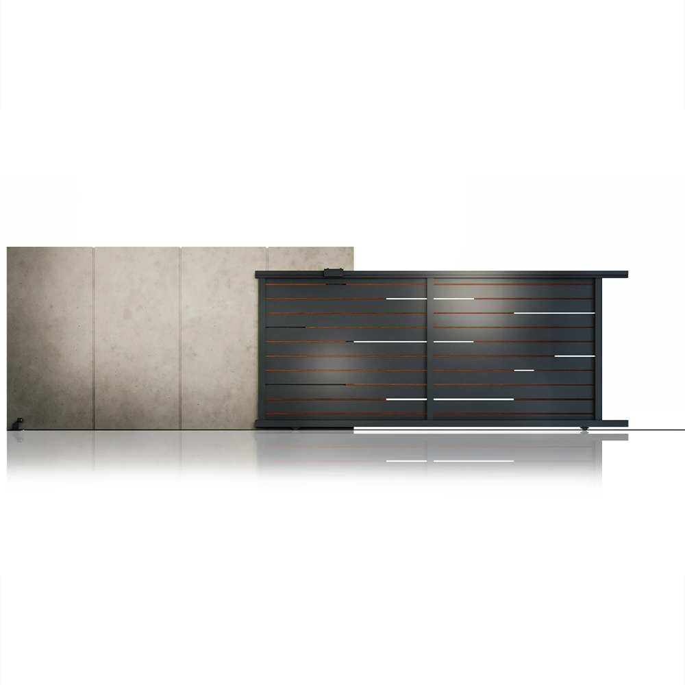 Poartă culisantă Ragnar 3000 × 2000 mm Poartă culisantă Ragnar de 2000 mm înălțime, cu baghete cu aspect de lemn între lamele, lângă un zid de beton