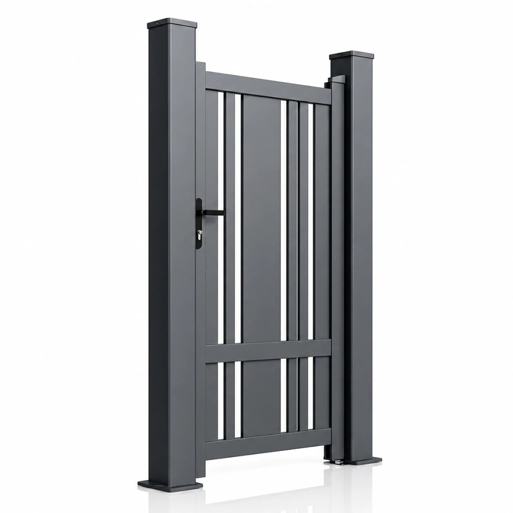 Poartă pietonală din aluminiu Thot, vedere în perspectivă Poartă pietonală Thot gri antracit cu fante verticale grupate asimetric și lamelă lată la mijloc, în perspectivă